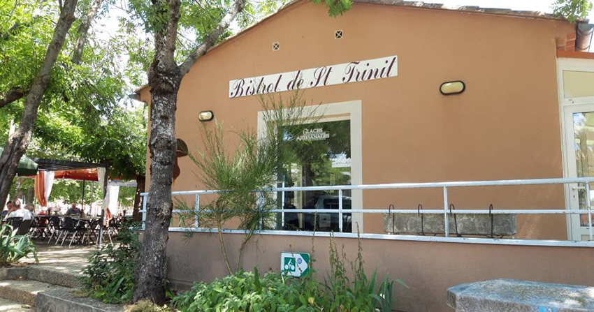 La façade du bistrot de Saint-Trinit - Agrandir l'image (fenêtre modale)